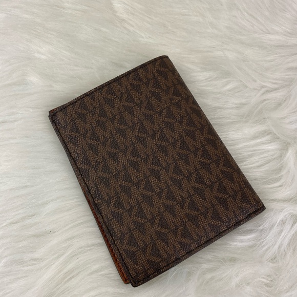 🔥SALE🔥MICHAEL KORS JET SET TRAVEL PASSPORT CASE - Picture 3 of 8